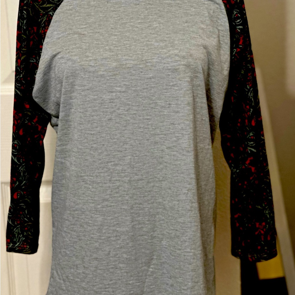 95% rayon, 5% spandex
3/4 sleeve, pattern, and grey sleeves